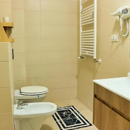 Apartment Cozy Flowers - Fast Wi-fi & Washer-dryer *